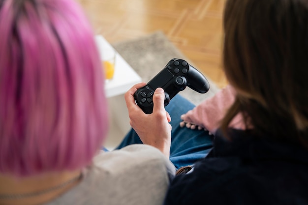 Foto gratuita pareja joven jugando a un videojuego en el interior