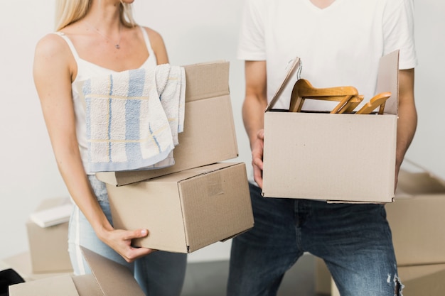 Pareja joven junto con cajas