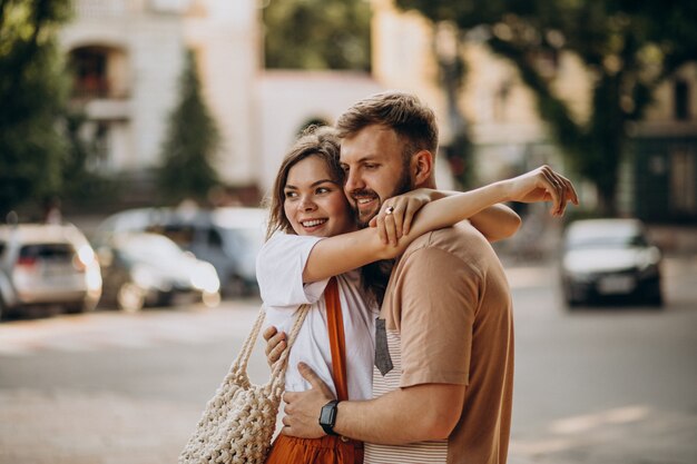 Pareja joven junto en la ciudad