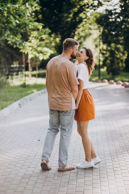 Pareja joven junto en el parque