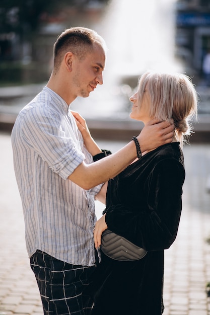 Pareja joven juntos en la ciudad