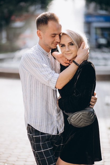 Pareja joven juntos en la ciudad