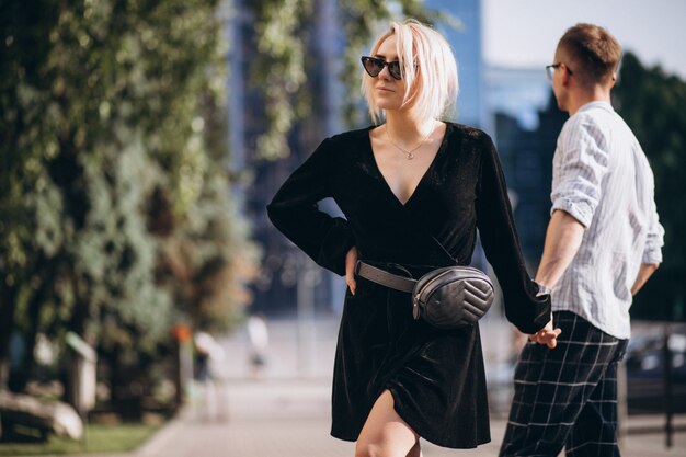 Pareja joven juntos en la ciudad