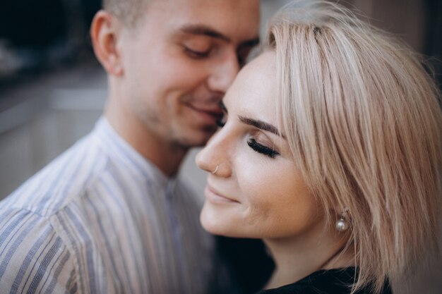 Pareja joven juntos en la ciudad