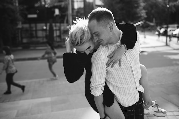 Pareja joven juntos en la ciudad