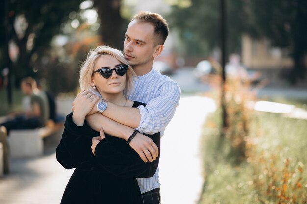 Pareja joven juntos en la ciudad