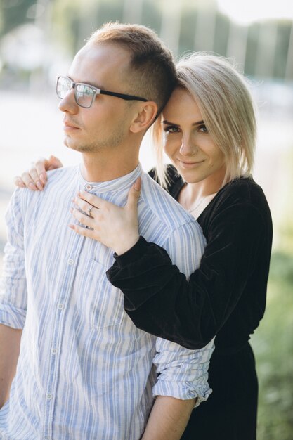 Pareja joven juntos en la ciudad