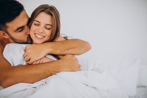 Foto gratuita pareja joven, juntos, mentira en cama