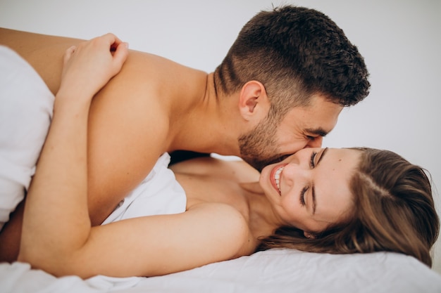 Pareja joven, juntos, mentira en cama