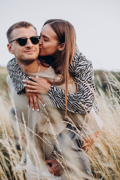 Pareja joven, juntos, en, pradera