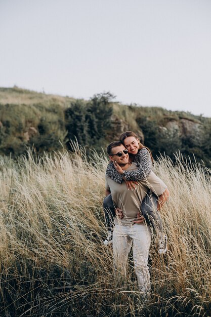 Pareja joven, juntos, en, pradera