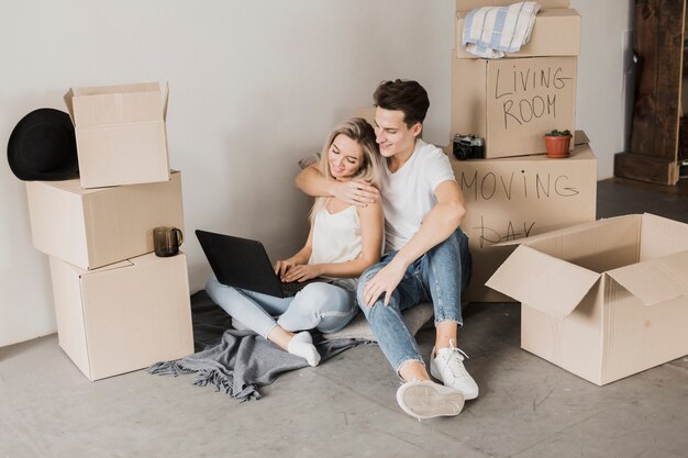 Pareja joven, juntos, sentar piso