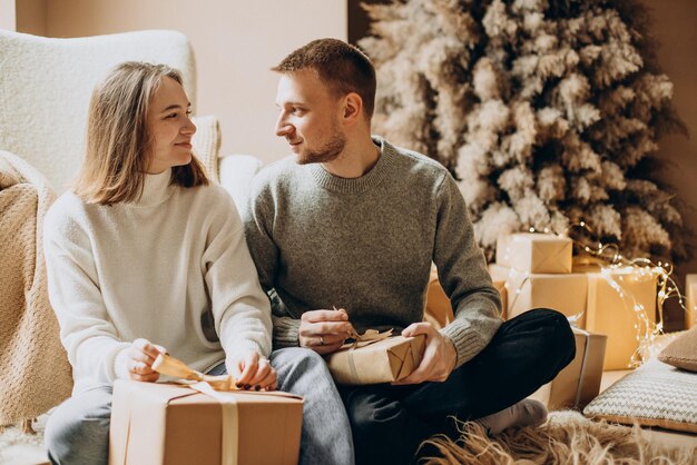 Pareja joven juntos en la víspera de Navidad