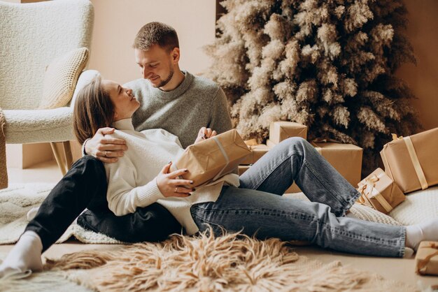 Pareja joven juntos en la víspera de Navidad