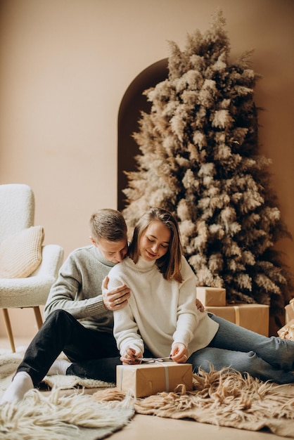 Pareja joven juntos en la víspera de Navidad