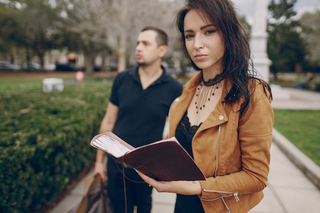 Foto gratuita pareja joven juntos