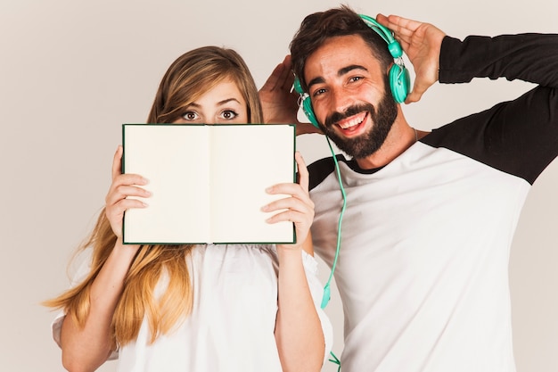 Pareja joven con libro abierto