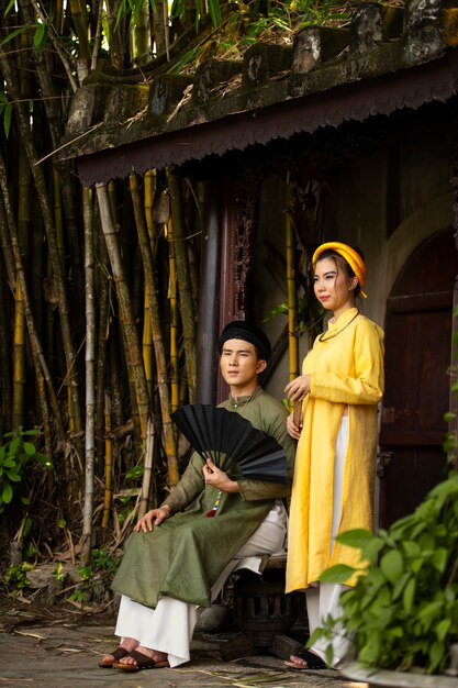 pareja joven, llevando, ao dai, disfraz