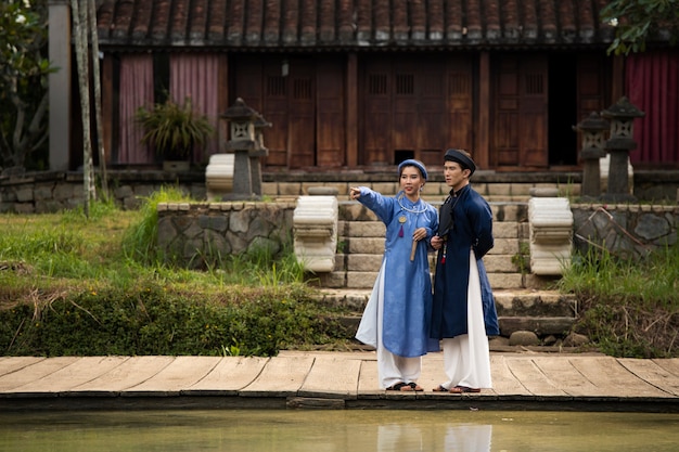 pareja joven, llevando, ao dai, disfraz