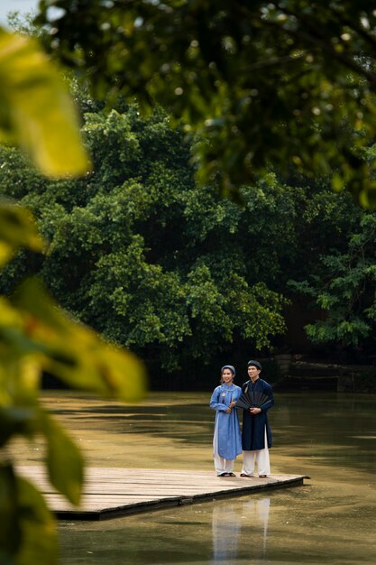 pareja joven, llevando, ao dai, disfraz