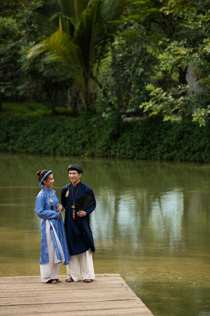 pareja joven, llevando, ao dai, disfraz