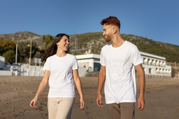 pareja joven, llevando, camisa en blanco