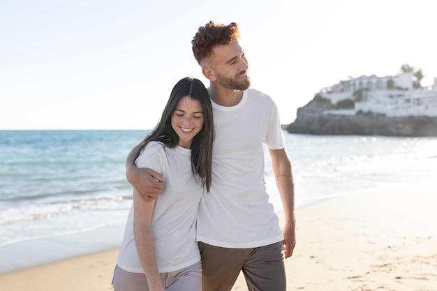 pareja joven, llevando, camisa en blanco