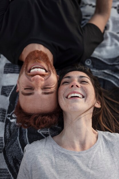 pareja joven, llevando, camisa en blanco