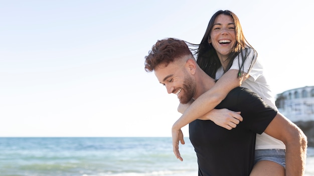 Foto gratuita pareja joven, llevando, camisa en blanco