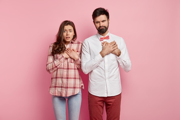 Pareja joven, llevando, colorido, ropa