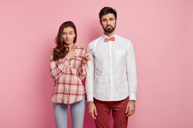 Pareja joven, llevando, colorido, ropa