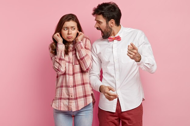 Pareja joven, llevando, colorido, ropa