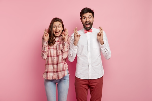 Pareja joven, llevando, colorido, ropa