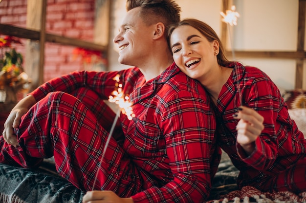 Pareja joven con luces de Bengala celebrando