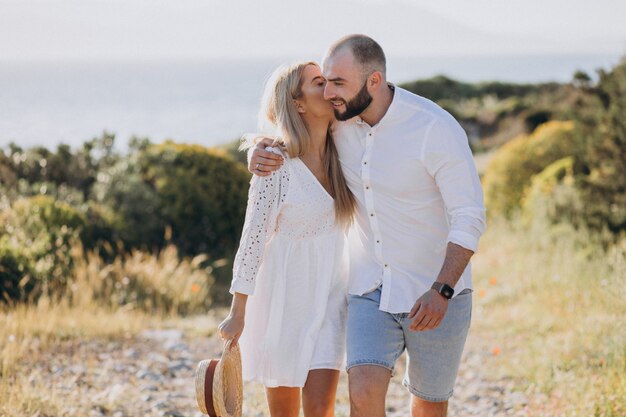 Pareja joven en luna de miel en Grecia junto al mar