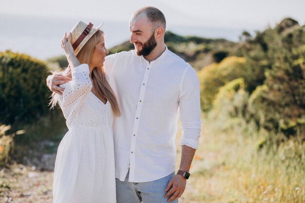 Pareja joven en luna de miel en Grecia junto al mar