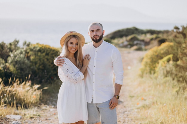 Pareja joven en luna de miel en Grecia junto al mar