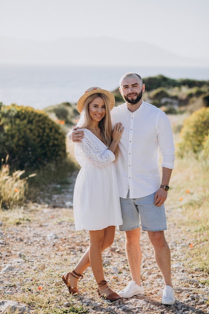 Pareja joven en luna de miel en Grecia junto al mar