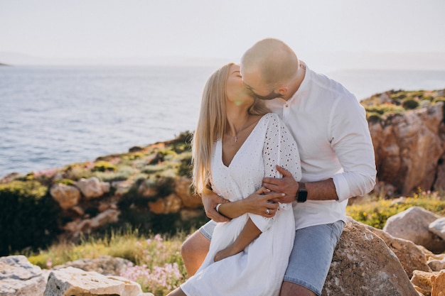 Pareja joven en luna de miel en Grecia junto al mar