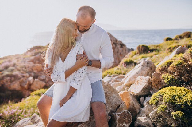 Pareja joven en luna de miel en Grecia junto al mar