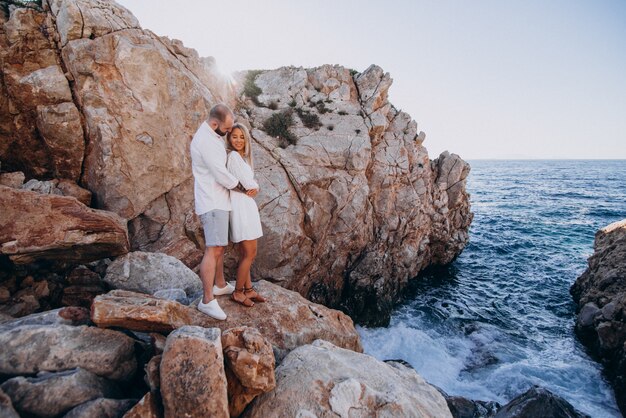 Pareja joven en luna de miel en Grecia junto al mar