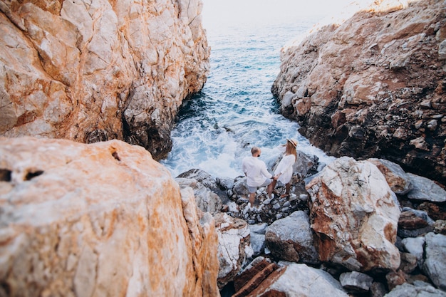 Pareja joven en luna de miel en Grecia junto al mar