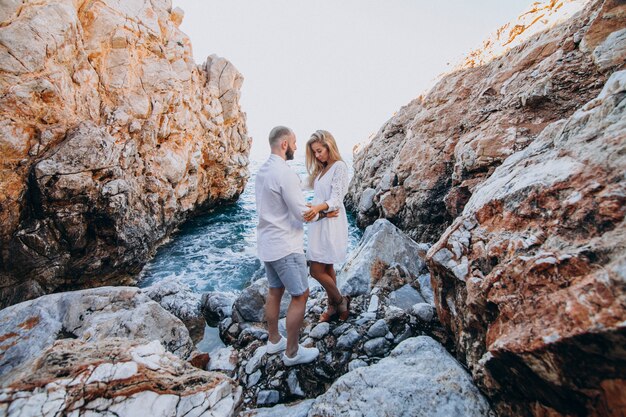 Pareja joven en luna de miel en Grecia junto al mar