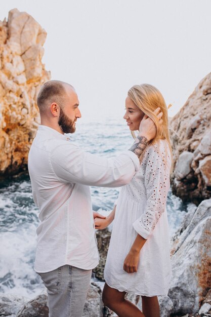 Pareja joven en luna de miel en Grecia junto al mar