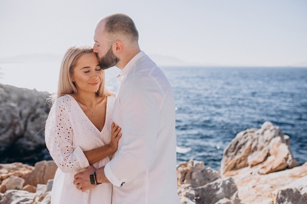 Pareja joven en luna de miel en Grecia junto al mar