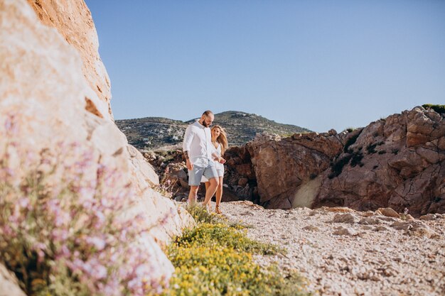 Pareja joven en luna de miel en Grecia junto al mar