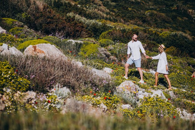 Pareja joven en luna de miel en Grecia