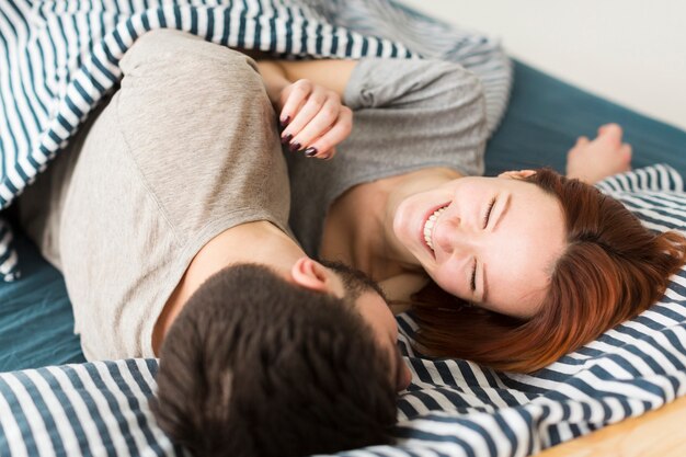 Pareja joven en mantas en el interior