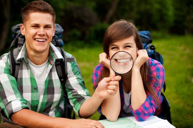 Pareja joven, con, mapa, en, bosque