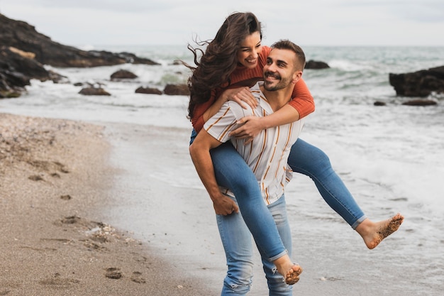 Foto gratuita pareja joven en el mar